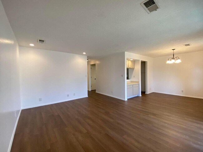 Foto del edificio - 807 Country Club Dr SE