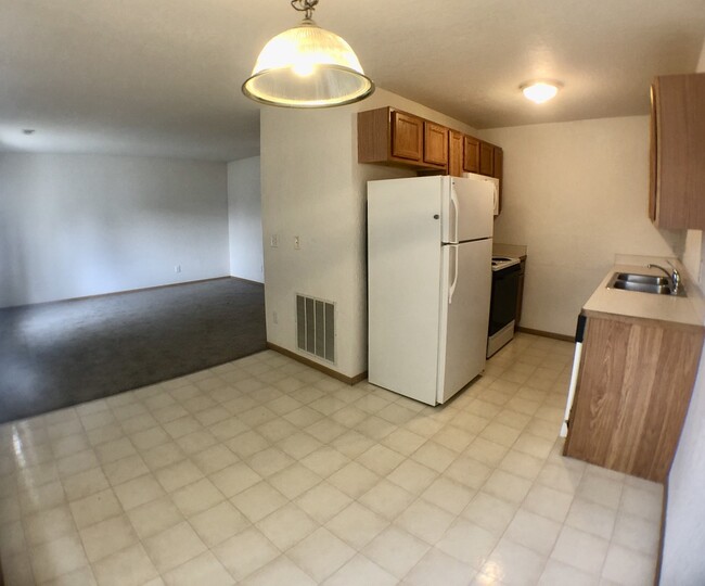 Building Photo - 1535 E Bellows St