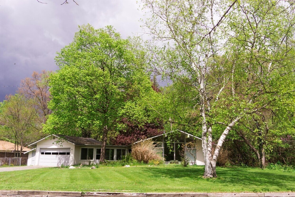 Primary Photo - 221 Barton Dr