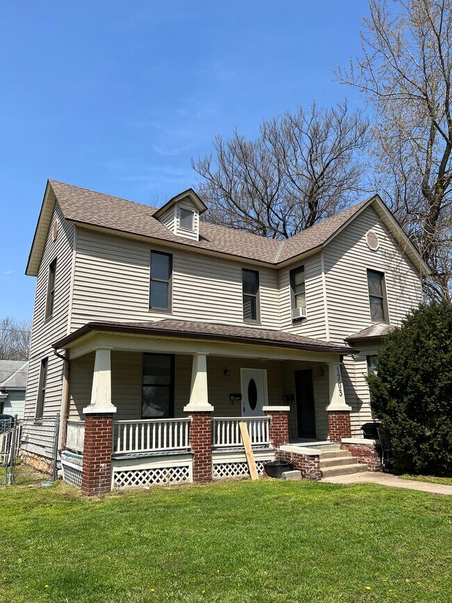 Building Photo - Recently Remodeled 2 bedroom 1 bath duplex