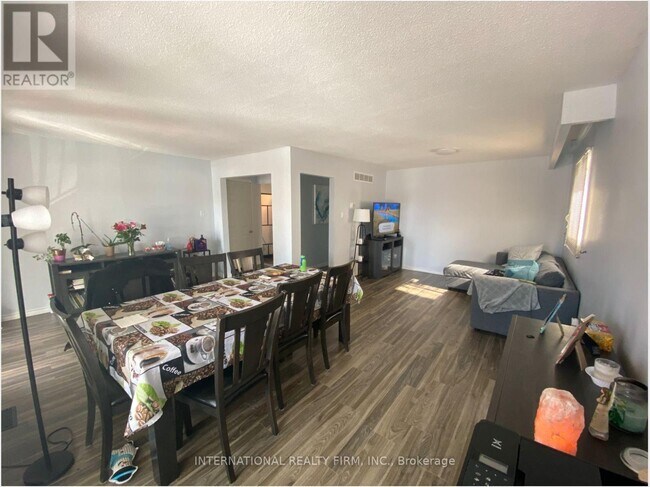 Photo du bâtiment - 43 Quaker Ridge Rd