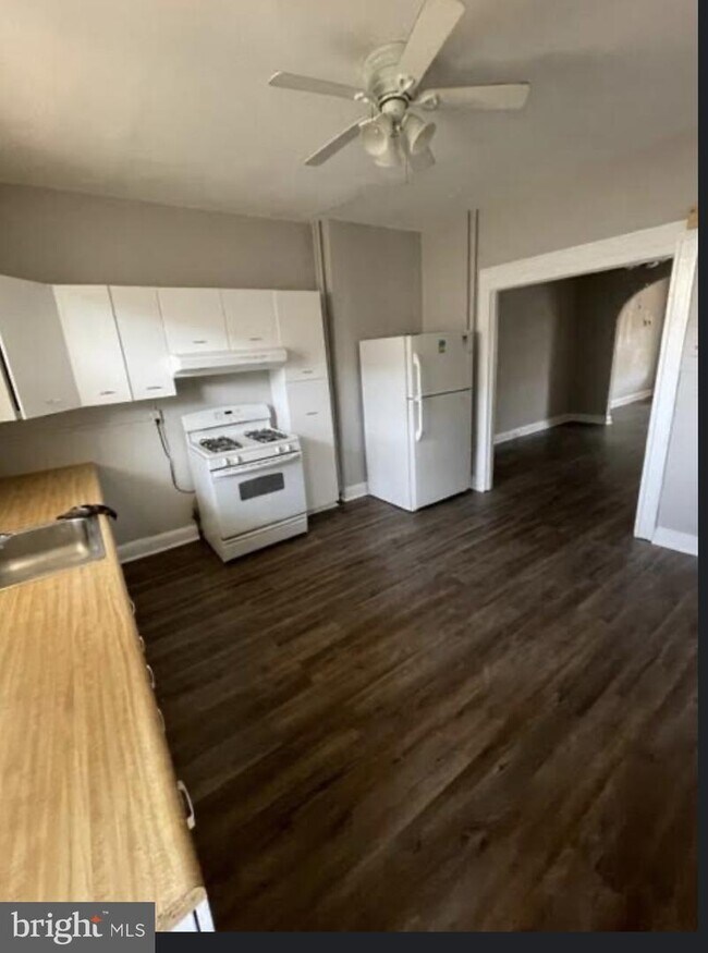 Foto del edificio - 2227 W Lexington St
