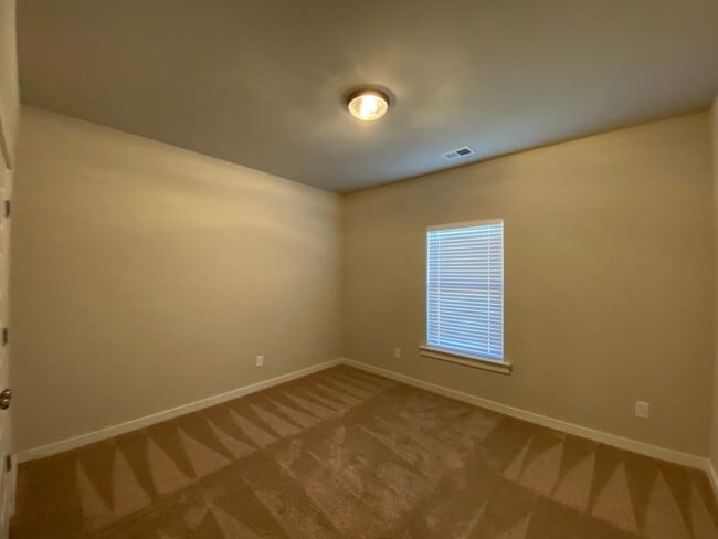 Building Photo - Home for Rent in Weaver, AL!!! Available N...
