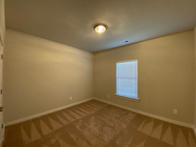 Foto del edificio - Home for Rent in Weaver, AL!!! Available N...