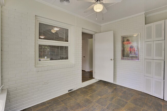 Foto del edificio - 121 Marshdale Ave SW