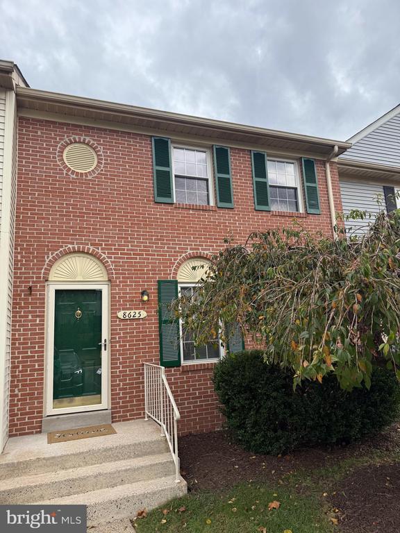 Foto principal - 8625 Point of Woods Dr