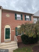 Building Photo - 8625 Point of Woods Dr Building Photo - 8625 Point of Woods Dr