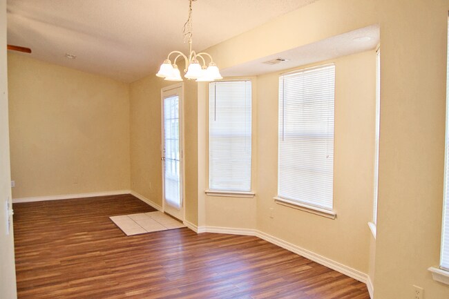 Foto del edificio - 1791 N Pine Crest Ave