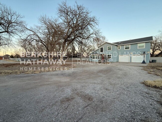 Building Photo - 5 Bedroom, 3 Bathroom on 1 Acre, Water &  ...