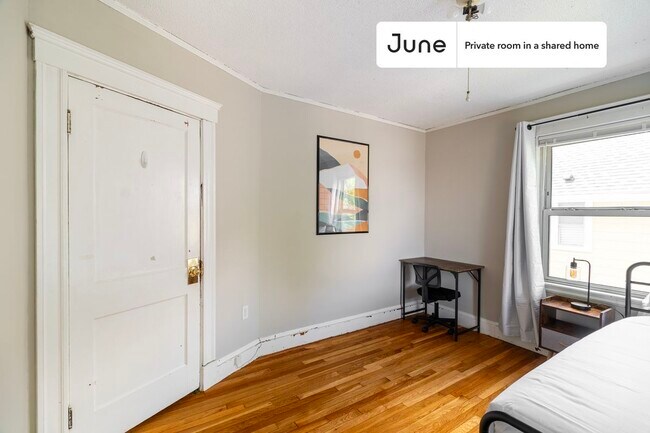 Foto del edificio - Private bedroom in 4 bed/1 bath Home