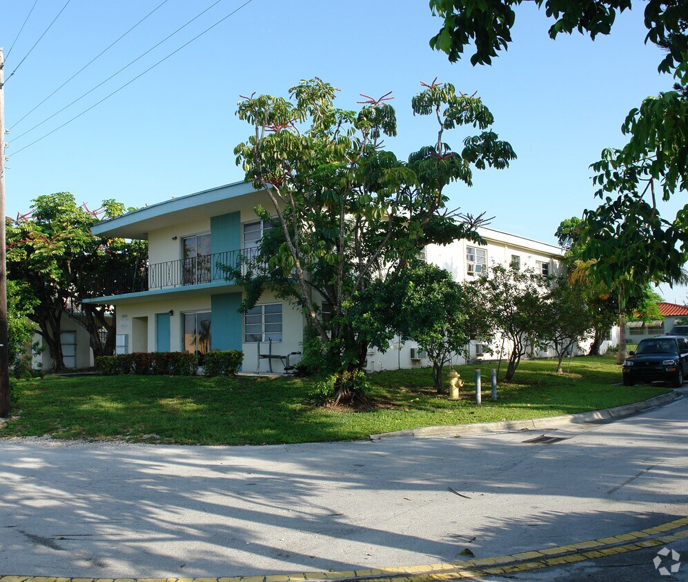 Foto del edificio - 1989-1999 N Glades Dr