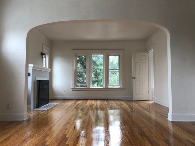 Building Photo - 1842 Mariposa Ave