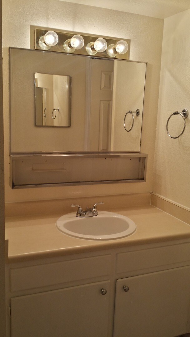 Foto del edificio - Beautiful 1 Bedroom Condominium!