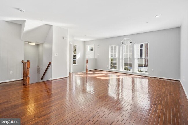 Foto del edificio - 5113 Glenn Dale Woods Ct