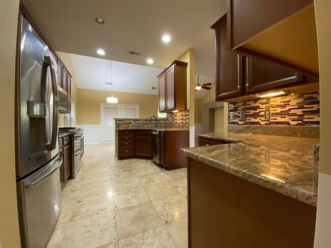 Building Photo - Townhome in a great location!