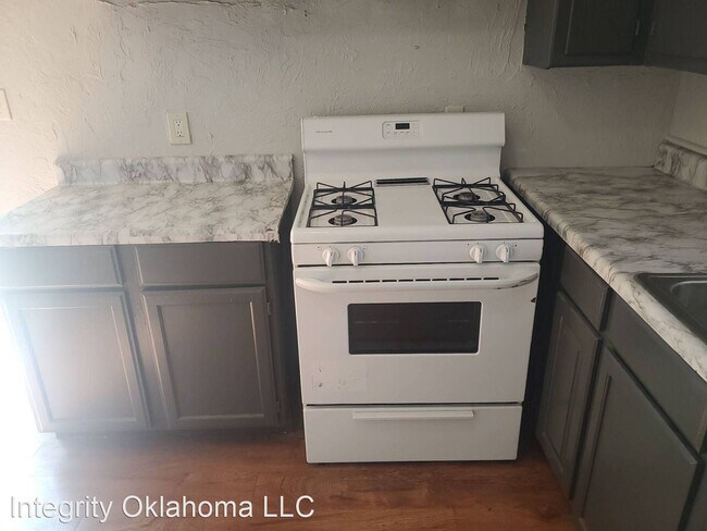 Building Photo - 3 br, 1 bath House - 6413 S. Kelley