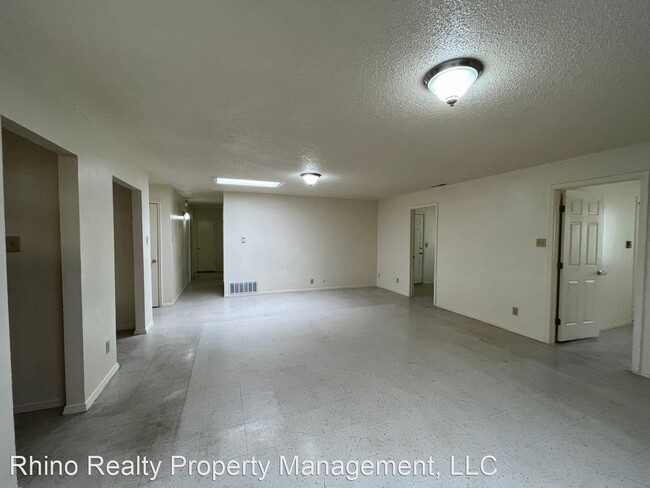 Foto del edificio - 5 br, 2 bath House - 12905 Roma Ave NE