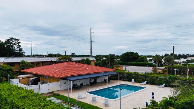 Foto del edificio - 2021 W Woolbright Rd