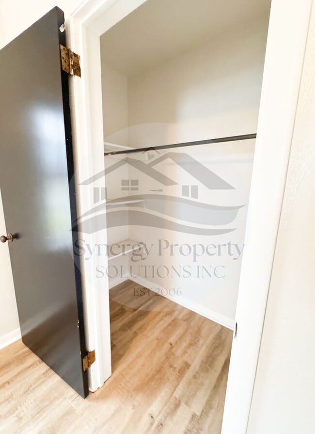 Building Photo - Crestline Home Available Now