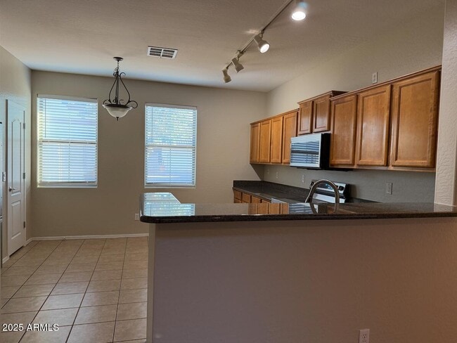 Building Photo - 996 E Cantebria Dr