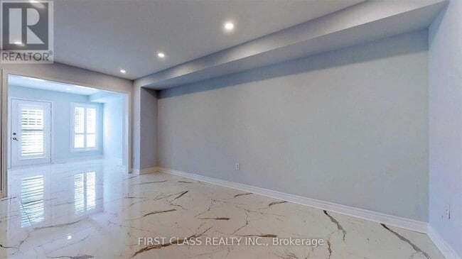 Building Photo - 112 Revelstoke Crescent