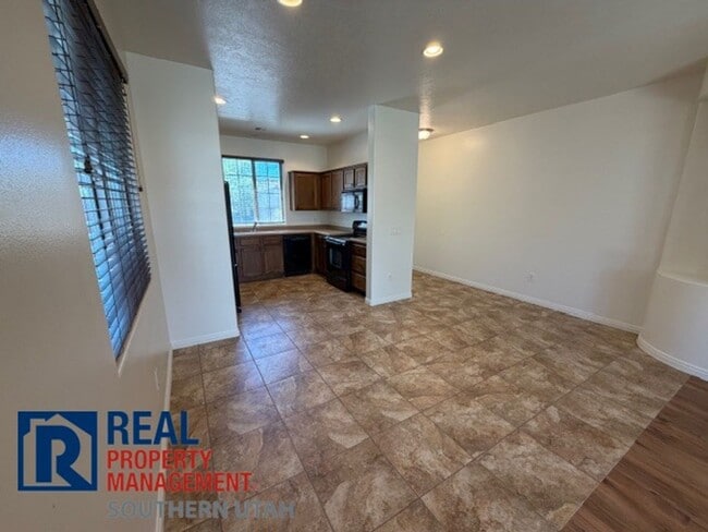 Building Photo - Beautiful Coral Canyon Home