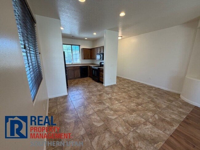 Foto del edificio - Beautiful Coral Canyon Home