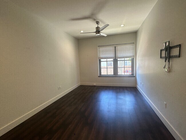 Foto del edificio - Modern 2-Bed, 2-Bath with In-Unit Laundry + Off-Street Parking on S Norman C. Francis Pkwy