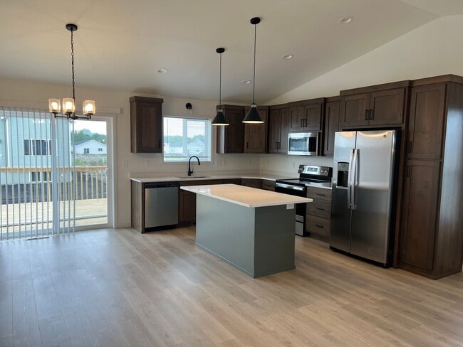 Building Photo - 4 Bed 2 Bath Single Family Home