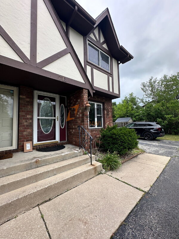 Building Photo - 711 Wellington Dr