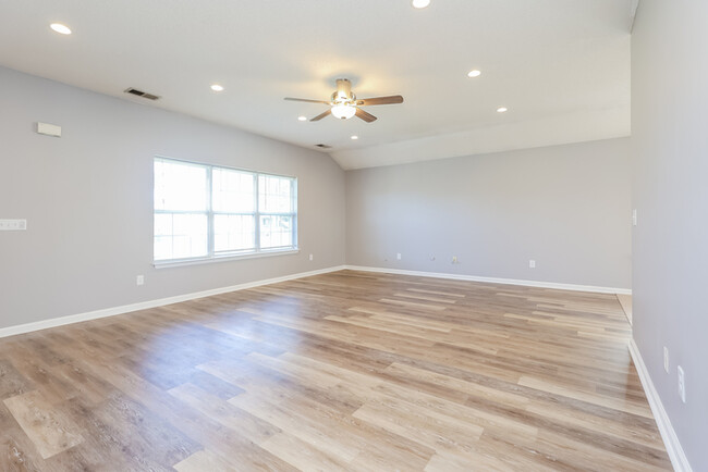 Building Photo - 3BR/2BA Home w/ attached single car garage!