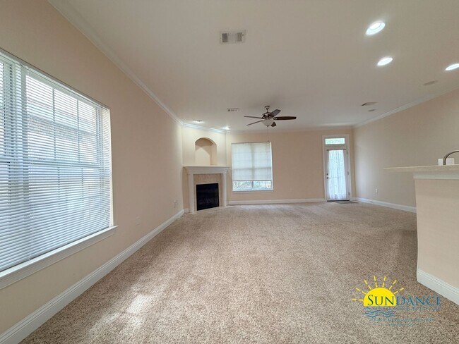 Foto del edificio - Natural Light Filled end unit 2-Story 3BR Niceville Home!