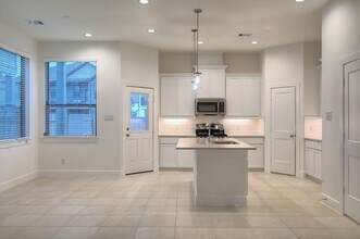 Building Photo - 1535 Crystal Stream Dr