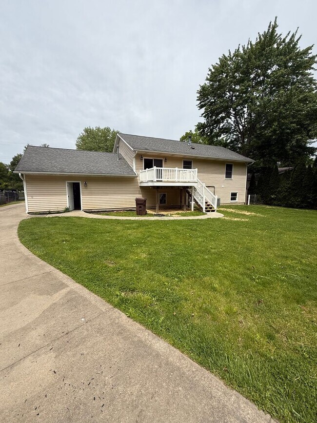 Foto del edificio - 4br, 2ba home with two large garages