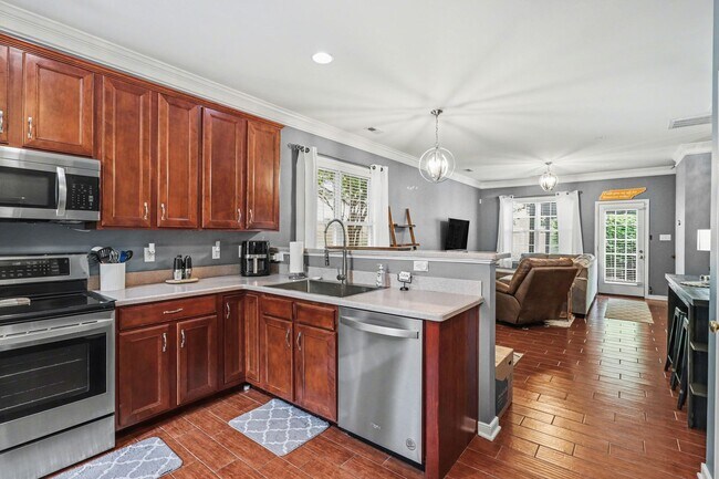 Foto del edificio - Beautiful Corner Townhome in Forest Hill Neighborhood ***Available Early June***