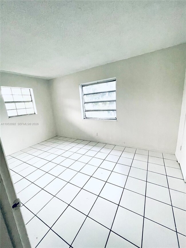 Building Photo - 400 SE 31st St