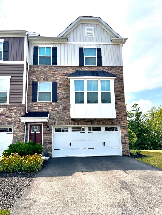 Foto principal - 146 Curtis Ct