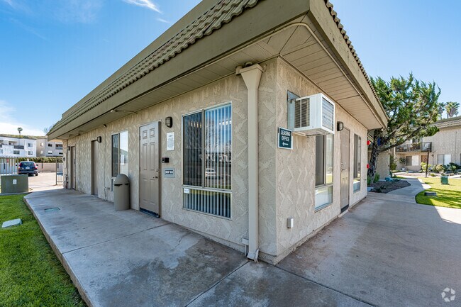 Oficina de arrendamiento - Canyon Villa