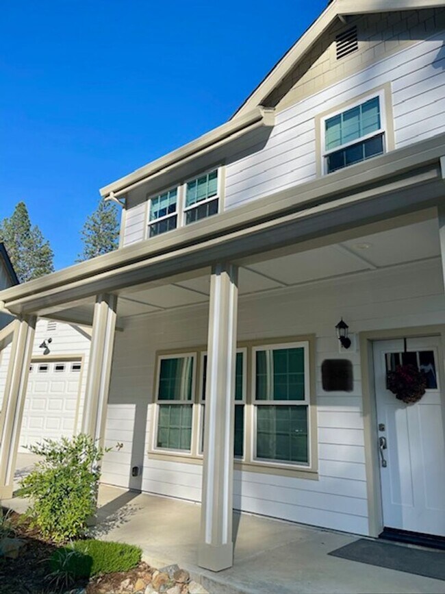 Foto del edificio - Modern 3 Bedroom 2.5 Bathroom House Close to Downtown Nevada City