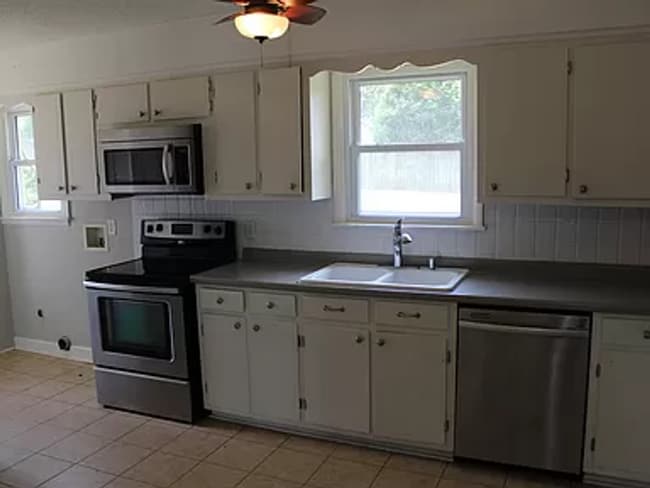 Building Photo - Welcome Home - 3 Bedroom 1.5 Bathroom Fami...
