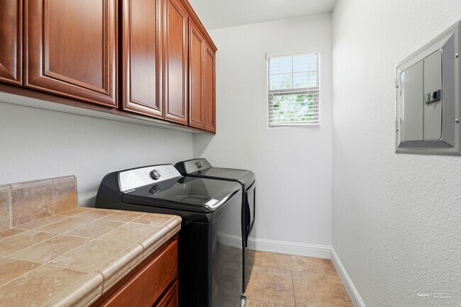 Building Photo - 2439 Lincoln Airpark Dr