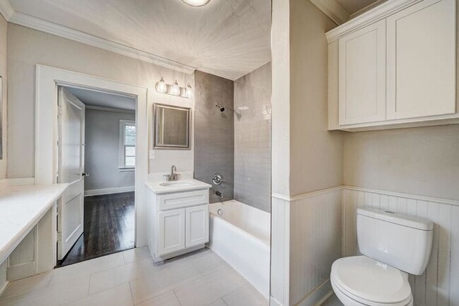 Building Photo - Shepherd District 3 Bed 2 Bath Ready for Y...