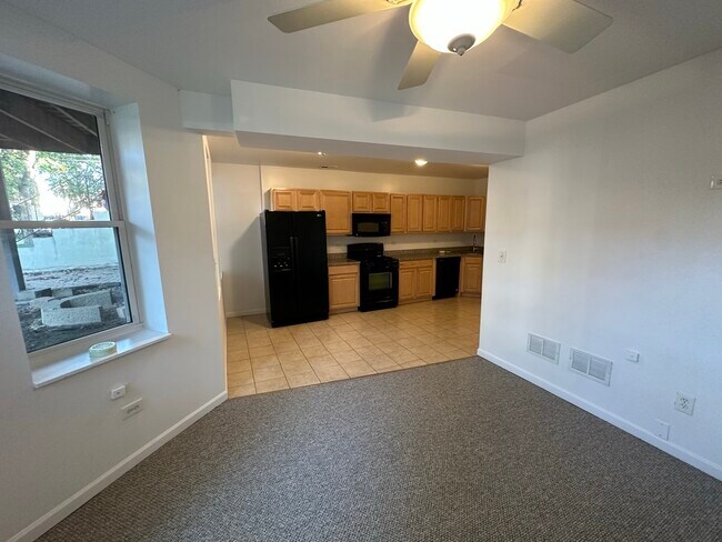 Foto del edificio - 2421 W Warner Ave