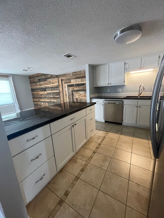 Foto del edificio - 1814 Whispering Oaks Ln