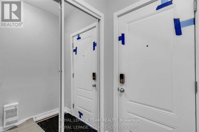 Building Photo - 1004 Parnian Private