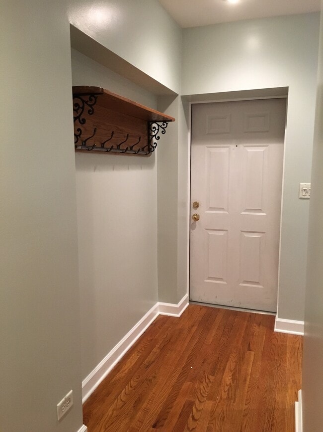 Entry - 3526 N Reta Ave (Chicago, IL) Apartments