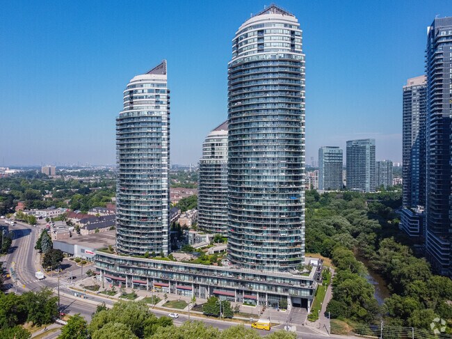 Photo du bâtiment - 2230 Lakeshore Blvd W