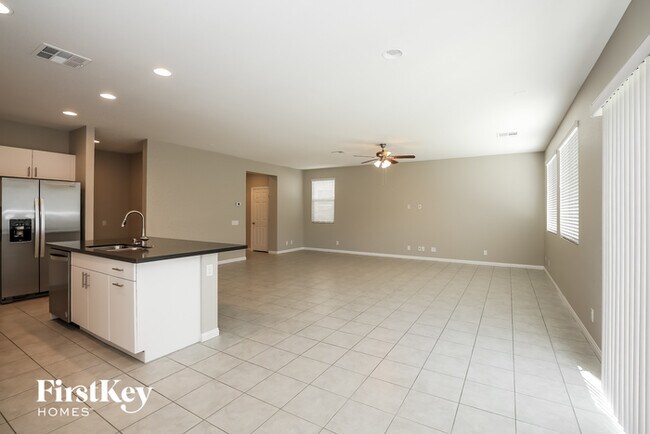 Foto del edificio - 4551 E Wyncrest Ave