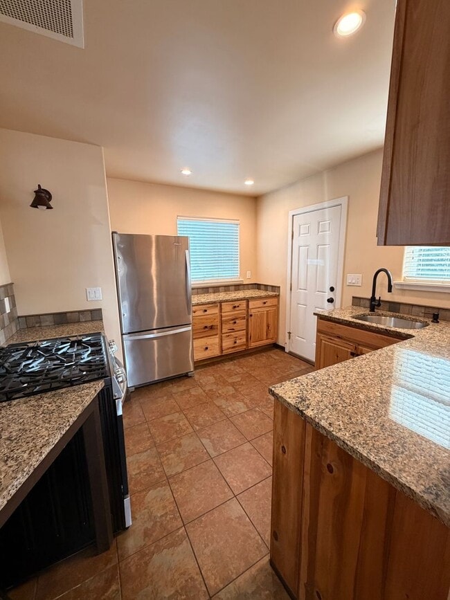 Building Photo - 2-Bedroom +Bonus room with a View and Less than 1-Mile from Ferry, PSNS and Downtown Bremerton