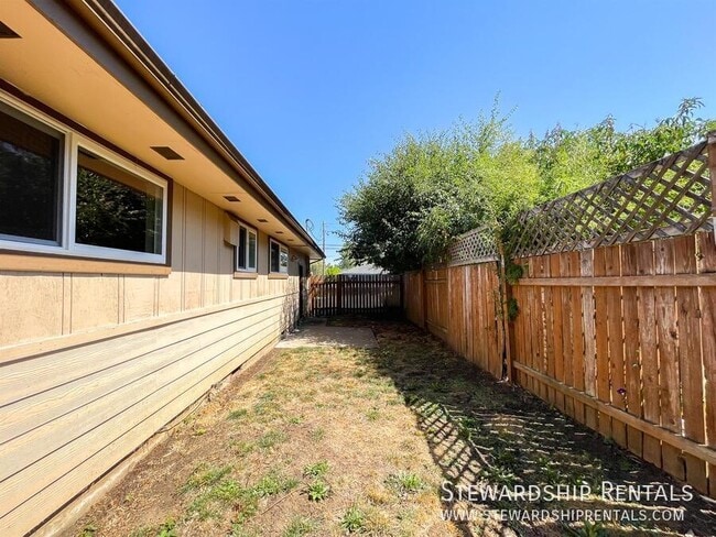 Building Photo - 2110 W 18th Ave